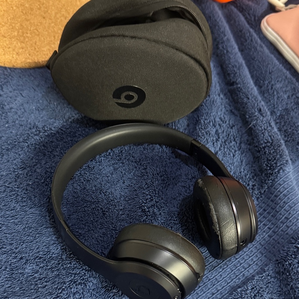 Beats Black Wireless Headphones with Case